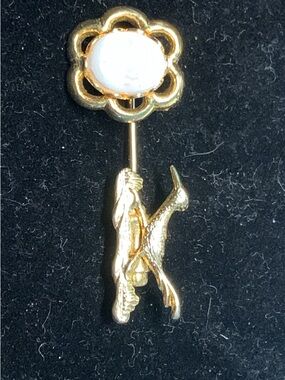 Gold Floral Stick Pin with a Roadrunner -Women Jewelry